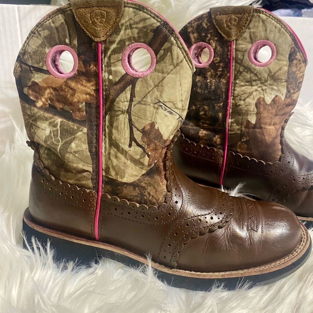 Ariat Brown and Camo Boots with Pink Trim - Picture 2 of 14